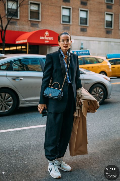 New York Fall 2020 Street Style: Lucy Chadwick - STYLE DU MONDE | Street Style Street Fashion Photos Lucy Chadwick Lucy Chadwick, Spring Outfits Casual Chic, Early Spring Outfits Casual, 2020 Street Style, Sport Chic Style, Spring Work Outfits, Winter Inspo, Comfy Dress, New York Fall