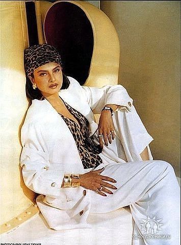 Iconic Bollywood Looks, Bollywood Looks To Recreate, Rekha Style, Retro Fashion 70s Indian, Rekha Actress Style, Retro Bollywood Fashion, Looks To Recreate, Actress Style, Rekha Actress