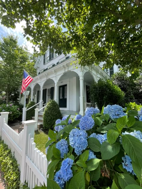 Massachusetts Beach House, East Coast House Aesthetic, Martha's Vineyard Aesthetic, Colonial Massachusetts, East Coast House, Colonial Aesthetic, Massachusetts Aesthetic, Massachusetts Houses, Falmouth Massachusetts