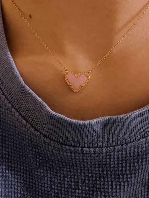 Kendra Scott Heart Necklace Aesthetic, Kendra Scott Necklace Aesthetic, Kendra Scott Aesthetic, Layering Kendra Scott Necklaces, Kendra Scott Heart Necklace, Accessory Reference, Jewelry Stack, Necklace Aesthetic, Preppy Jewelry