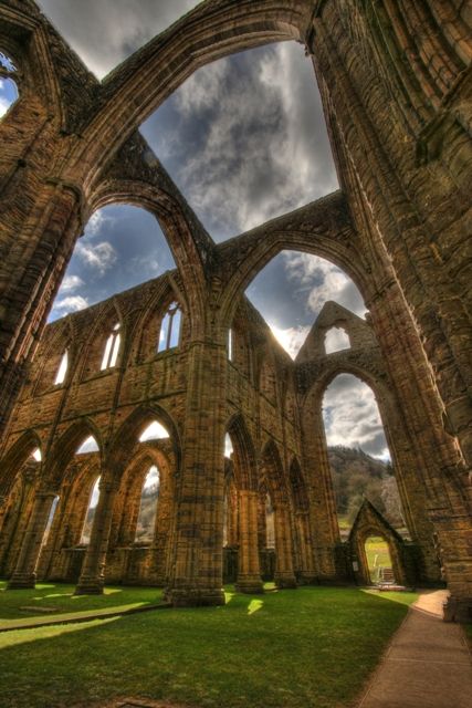 Tintern Abbey, Snowdonia, Place Of Worship, Oh The Places Youll Go, Abandoned Places, Places Around The World, Dream Vacations, Travel Dreams, Wonders Of The World