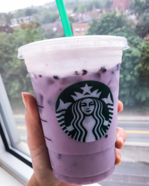 Starbucks Rainbow Drinks, Starbucks Rainbow, Resep Starbuck, Minuman Starbucks, Homemade Starbucks, Rainbow Drinks, Purple Drinks, Iced Starbucks Drinks, Drinks At Home