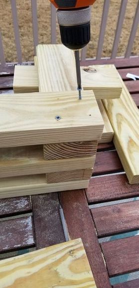 Small Building Projects, Diy Patio Bench, 2x4 Bench, Wood Bench Outdoor, Patio Benches, Diy Bench Outdoor, Small Building, Diy Entryway, Small Bench