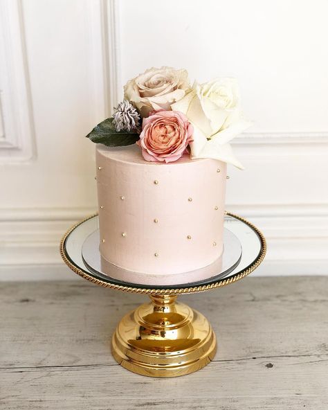 Posh Little Cakes on Instagram: “My gold studded blush pink cake with florals. 6”3layer Vanilla with Whipped Salted Caramel Ganache #poshlittlecakes #perthcakes…” Caramel Ganache, Blush Wedding Cakes, Birthday Cake For Husband, Cake With Flowers, Homemade Birthday Cakes, Elegant Birthday Cakes, Pink Birthday Cakes, Adult Birthday Cakes, Funny Birthday Cakes