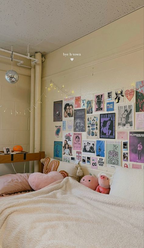 Asethic Dorm Room Ideas, College Dorm Picture Collage, Dorm Room Wall Decor Picture Collages, Aesthetic Collage Dorm Room Ideas, Dorm Room Picture Collage, Cute Dorm Posters, Wall Collage Dorm Room, Dorm Room Photo Collage, Dorm Collage Wall