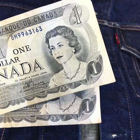 Your Old Canadian $1 Bills May Now Be Worth $7,000 - MTL Blog Canadian Money, One Dollar Bill, Canadian Coins, Money Collection, History Notes, Old Coins Worth Money, Rare Stamps, Canadian History, Valuable Coins