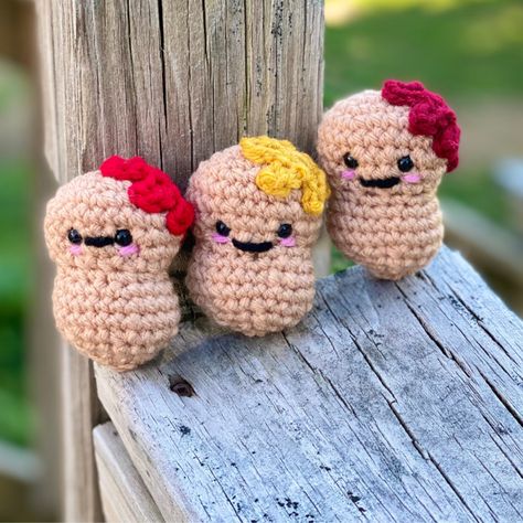 Chicken Nugget Amigurumi, Crochet Chicken Nugget Pattern Free, Nugget Crochet, Kawaii Decor, Food Plushies, Easy Amigurumi Pattern, Felt Flower Tutorial, Nerd Games, Easy Amigurumi