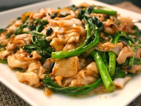 Dry-Fried Chow Fun with Chinese Broccoli Chinese Broccoli Recipe, Cantonese Recipes, Chow Fun Noodles, Wide Rice Noodles, Chow Fun Recipe, Chow Fun, Chinese Broccoli, Send Noods, Black Bean Sauce