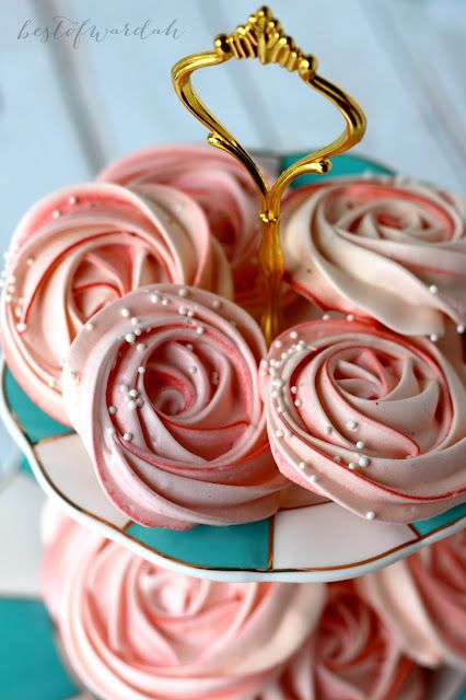 Flower Meringue, Rose Meringue Cookies, Rose Meringue, Meringue Cookie Recipe, Mini Meringues, Lollipop Recipe, Berry Trifle, Rose Cookies, Meringue Kisses