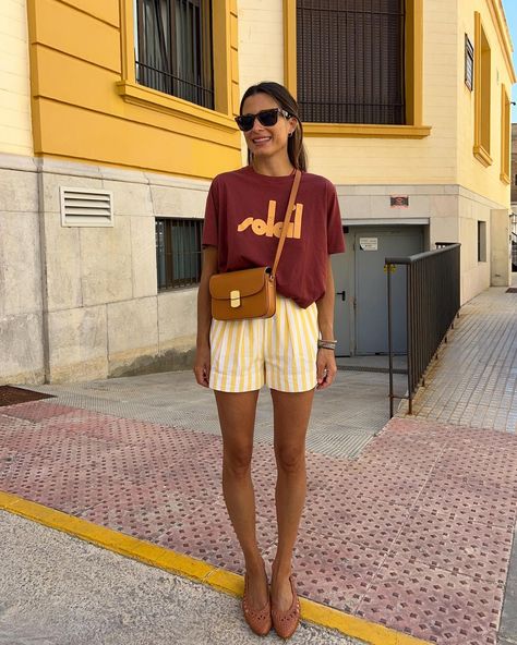 What To Wear With Striped Shorts: 8 Chic Outfits For Summer Yellow Shorts Outfit, Striped Shorts Outfit, Outfits With Striped Shirts, Parisian Summer, Quoi Porter, Summer Shorts Outfits, Street Style Summer, Yellow Shorts, Cute Summer Outfits