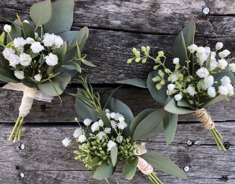 Sage Green And White Boutonniere, Groom Boutonniere Eucalyptus, Sage Green And White Bridal Bouquet, Small Simple Boutonniere, Wedding Bootinterieur, Simple Button Holes Wedding, Eucalyptus Wedding Coursage, Bridal Bouquet Styles Shape, Sage And White Wedding Flowers