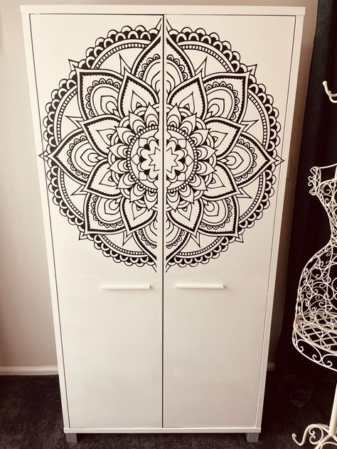 Metal Almirah Painting Ideas, Painting On Almirah, Almirah Painting Ideas Diy, Godrej Almirah Makeover, Iron Almirah Painting Ideas, Steel Almirah Painting Ideas, Cupboard Colors Bedroom, Wardrobe Painting Ideas Diy, Cupboard Makeover Diy