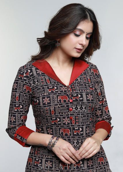 Short Kurta Designs Women With Jeans, Collar Kurta Designs Women, Ajrakh Dresses, Kurti Neck Designs Latest Fashion, Cotton Suit Designs, Choli Design, Simple Kurta, Churidar Neck, Silk Kurti Designs