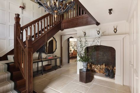 A mock Tudor-style house in England Tutor Style Homes, Tudor Decor, House In England, English Tudor Homes, England Photos, Tudor Cottage, Tudor Style Homes, English Tudor, Tudor House