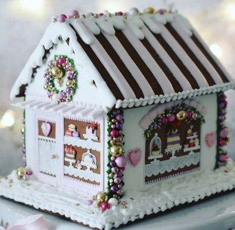 Homemade Gingerbread House, Gingerbread House Recipe, Gingerbread Bakery, Gingerbread House Parties, Gingerbread House Designs, Gingerbread Party, Gingerbread House Cookies, Amazing Desserts, Gingerbread House Decorations