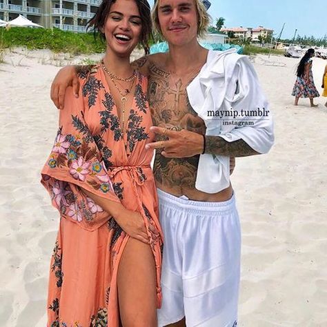 Celebrity Doppelganger, Justin Selena, Bieber Selena, Justin Bieber Selena Gomez, Justin Bieber And Selena, Couple Boyfriend, Selena Gomez Photoshoot, Selena Gomez Outfits, Goals Relationship