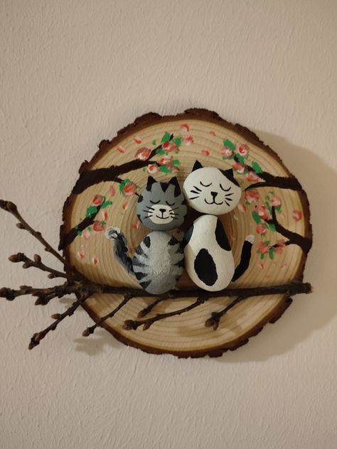 Pebble Cats Stone Art, Stone Painting Cat, Cats Diy Projects Craft Ideas, Cat Rock Art, Cat Pebble Art, Cat Rock Painting Ideas, Cat Painted Rocks, Pebble Art Cats, Wood Cats