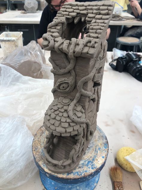 Clay ceramic tower made for role-playing games and fun clickity clackity dice sounds Clay Tower Ideas, Dungeons And Dragons Crafts, Dnd Sculpture, Diy Dice Tower, Dice Tower Ideas, Dice Towers Diy, Dice Tower Diy, Clay Dice Tower, Dnd Dice Tower Diy