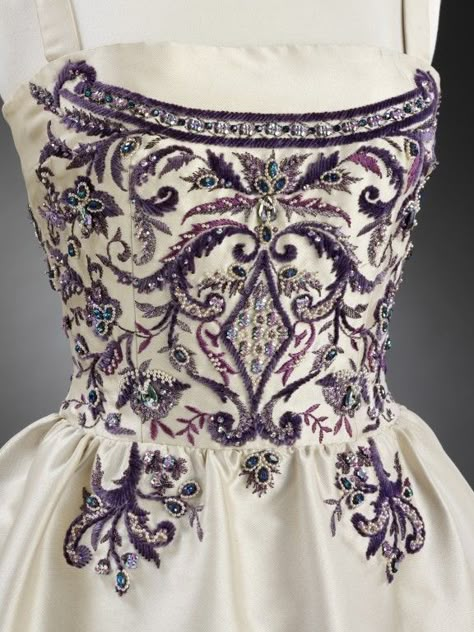 Lesage Embroidery, Gaun Abad Pertengahan, Fashion Embroidery, Antique Dress, Vestidos Vintage, Vintage Gowns, Historical Dresses, Look Vintage, 1950s Fashion