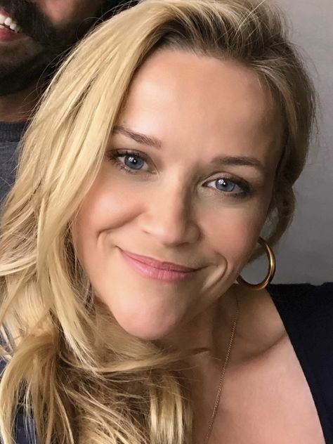 Reese Witherspoon Selfie, Trucks For Sell, Reese Whiterspoon, Reese Witherspoon Style, Wallpaper Android, New Photo Download, Baby Groot, Kevin Costner, Breakup Quotes