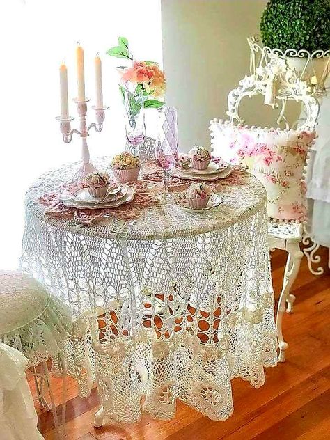 Lets have a tea party. This is beautiful. Shabby Chic Veranda, Decor Bathroom Ideas, Black Shabby Chic, Muebles Shabby Chic, Shabby Chic Porch, Shabby Chic Background, Salon Shabby Chic, Shabby Chic Painting, Shabby Chic Pillows