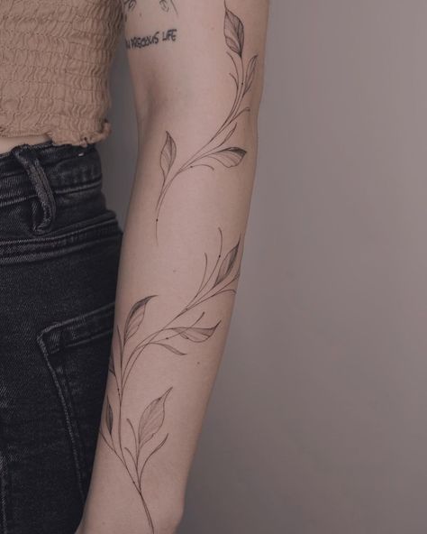 Vine Tattoos Back, Back Leaf Tattoo, Minimalistic Sleeve Tattoo, Arm Leaf Tattoo, Arm Wrap Tattoo, Around Arm Tattoo, Wrap Around Tattoo, Leaf Sleeve, Wrap Tattoo