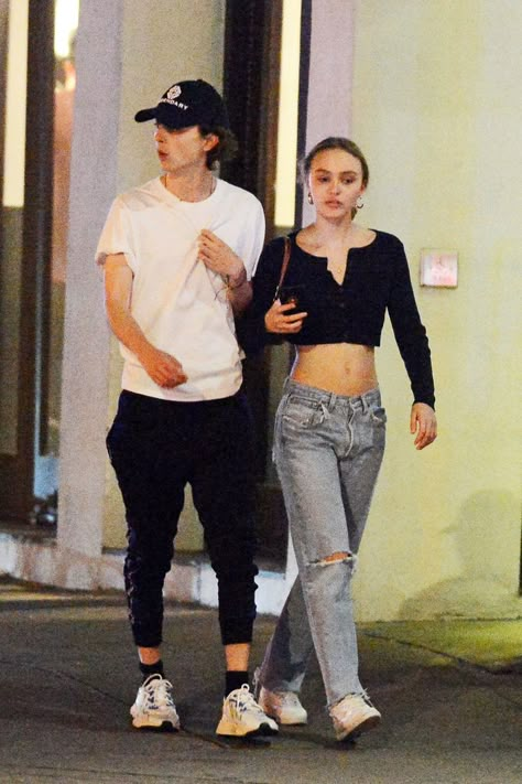 Paparazi Couple, Lily Rose Depp And Timothee Chalamet, Lily Rose Depp Timothee Chalamet, Lily Rose Depp Outfits, Hollywood Street, Celebrity Gossip News, Famous Lifestyle, Alana Champion, Rose Depp