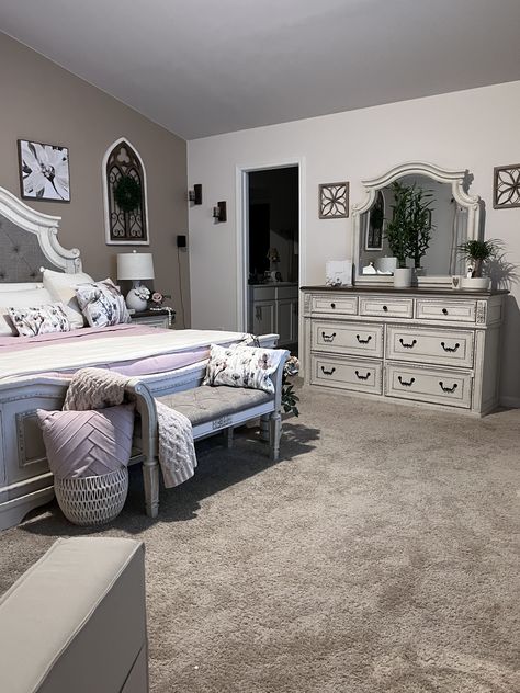 Bedroom With White Furniture, Mtv Cribs, Neutral Bedroom Decor, Makeover Bedroom, Decor 2024, White Bedroom Furniture, Neutral Bedroom, Master Bedrooms, House Things