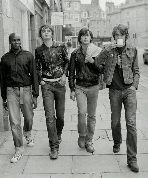 THE LIBERTINES - SHORT FILM The short film Roger Sargent edited as a visual history of #TheLibertines - which was originally screened before their #HydePark gig in London this summer - has been released via #YouTube. The fifteen minute short film is made up of old footage and photos from Roger Sargent's archive, including unheard interview footage from his 2010 documentary of the band, "There Are No Innocent Bystanders". #PeteDoherty and Carl Barat also appear to be pressing ahead with thei Carl Barat, Pete Doherty, The Libertines, Music Photo, Indie Music, Band Posters, Indie Rock, My Favorite Music, Music Poster