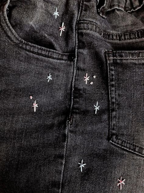 Black Jeans Embroidery Diy, How To Sew Stars On Jeans, Embroidered Jeans Stars, Sewing Designs On Jeans, Things To Sew On Jeans, Embroidery On Leggings, Star Embroidered Jeans, Jeans Pocket Embroidery Design, Pant Embroidery Ideas