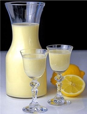 La crème de limoncello est une crème alcoolisée à base de lait entier, citron, sucre, alcool pur et vanille. Le limoncello ou limonello est une liqueur deLire la suite Cream Limoncello Recipe, Limoncello Desserts, Italian Limoncello Recipe, Flavored Alcohol, Limoncello Recipe, Homemade Limoncello, Homemade Liquor, Liquor Recipes, Whisky Drinks