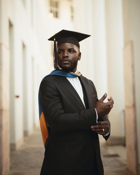 🎓🎓🎓🎓 Photoshoot Poses Graduation, Masters Degree Photoshoot Men, Graduation Men Photography, Convocation Outfit Graduation Men, Convocation Photography Picture Ideas, Man Graduation Pictures, Graduation Poses For Men, Men Graduation Photoshoot, Grad Photoshoot Men