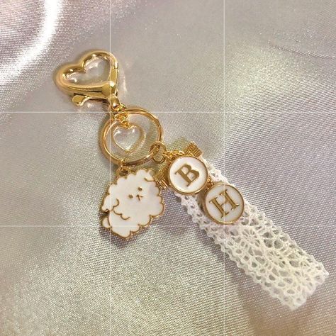 Baby Dior, Heart Keyring, Sewing Tutorials Free, Backpack Charm, Beads Bracelet Design, Girly Accessories, Keychain Design, Jewelry Lookbook, Cute Keychain