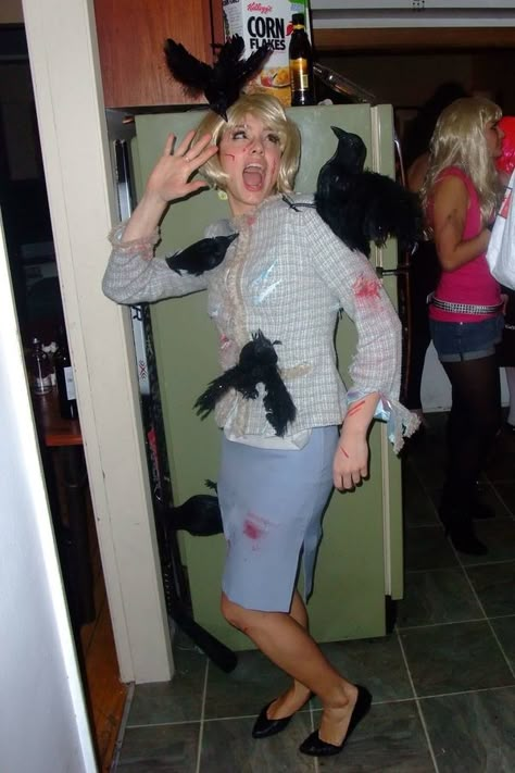 This would be so perfect considering my bird-phobia!! Tippi Hedrin's character in The Birds! Lol Thanks mama! Meme Costume, Carnaval Costume, Couple Costumes, Bird Costume, Hallowen Costume, Diy Kostüm, Creative Costumes, Fantasias Halloween, Halloween Inspiration