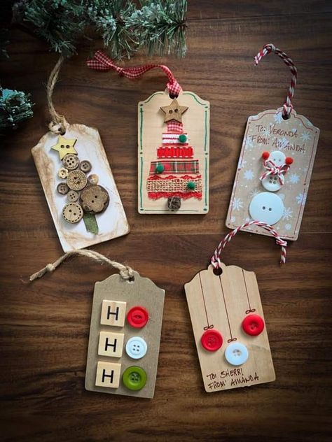 Home Made Christmas Gift Tags, Home Made Christmas Tags, Diy Xmas Tags, Homemade Gift Tags Easy Diy, Diy Gift Tags Christmas Simple, Hand Made Christmas Tags, Diy Gift Tags Ideas Homemade, Button Christmas Ornaments, Button Gift Tags