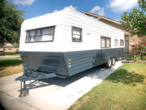 Travel Trailer Exterior Paint Ideas, Rv Exterior Ideas, Camper Exterior Paint, Rv Exterior Remodel, Rv Nursery, Rv Exterior Paint, Farmhouse Camper, Camper Exterior, Campsite Decorating