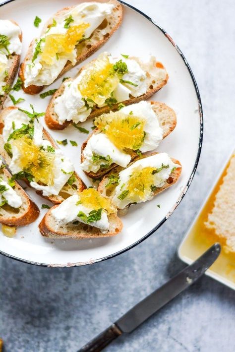 Super Easy Burrata Toasts made with raw honeycomb, creamy burrata, fresh mint, flaky sea salt, and a sprinkling of orange zest - These are SO addictive!!  . #honeycomb #burrata #crostini #easyrecipes #entertaining Scape Recipes, Grilled Mussels, Burrata Toast, Burrata Recipe, Burrata Salad, Artisan Food, Cheese Lover, Orange Zest, Small Bites