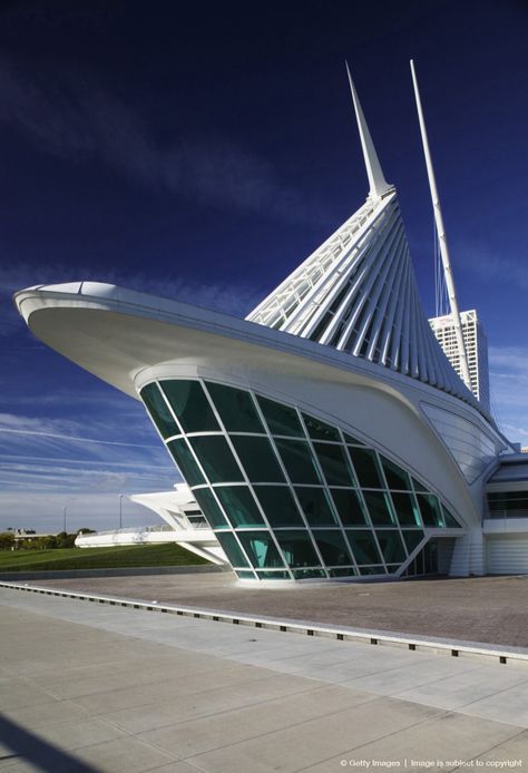 Milwaukee Art Museum, Milwaukee, Wisconsin. Santiago Calatrava Santiago Calatrava Architecture, Milwaukee Art Museum, Milwaukee Art, Santiago Calatrava, Famous Architects, Amazing Buildings, Unique Buildings, Milwaukee Wisconsin, Milwaukee Wi