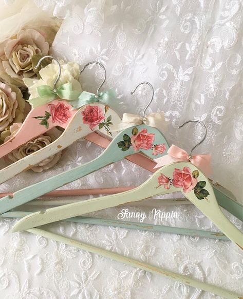 Painted Hangers, Diy Wedding Hangers, Diy Hangers, Sequin Hanger, Wardrobe Hanger, Hangers Wedding, Vintage Hangers, Wooden Coat Hangers, Green Antique