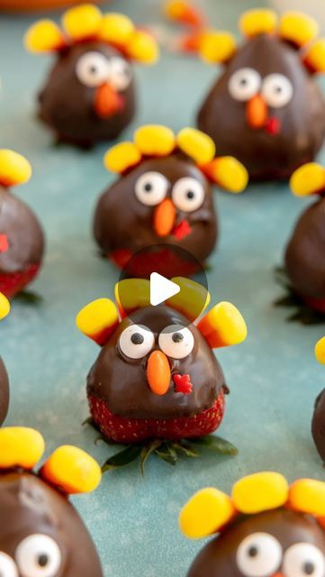 Britni V | Play Party Plan on Instagram: "More turkey treats for Thanksgiving! All you need are strawberries, chocolate, candy corn, and candy! 🦃🍓 #chocolatecovered #thanksgivingfood #cutefood #partyfood #partyfoodideas #thanksgivingtreats" Candy Corn Thanksgiving Treats, Chocolate Turkey Thanksgiving Treats, Treats For Thanksgiving, Cute Thanksgiving Desserts, Candy Turkeys, Thanksgiving Desserts Kids, Turkey Treats, Thanksgiving Sweet Treats, Strawberry Treats