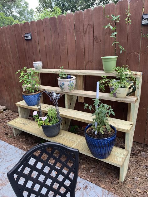 Diy Outdoor Plant Stands, Plant Shelves Outdoor, Building Crafts, Plant Stands Outdoor, Garden Fun, Wooden Plant Stands, Wood Building, Diy Flower Pots, Garden Idea