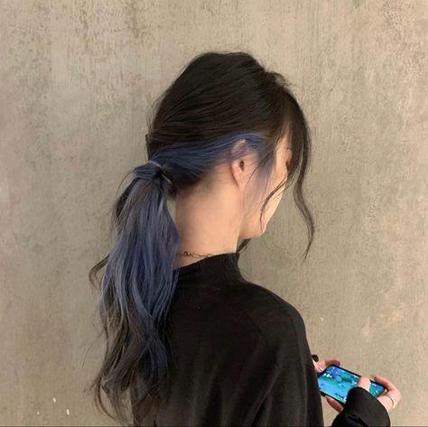 split/half black and blue dyed hair Under Hair Dye, Under Hair Color, Hair Dyed Underneath, Hidden Hair Color, Half Dyed Hair, Underlights Hair, Korean Hair Color, Hair Color Underneath, Peekaboo Hair