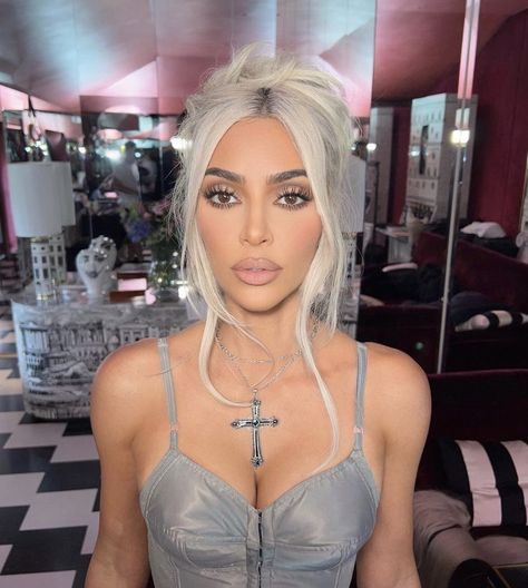 Kim K Makeup, Kim Kardashian Blonde, Estilo Kim Kardashian, Kim Kardashian Makeup, Kim Kardashian Hair, Estilo Kardashian, Kardashian Hair, Kim Kardashian Style, Celebrity Hair Stylist