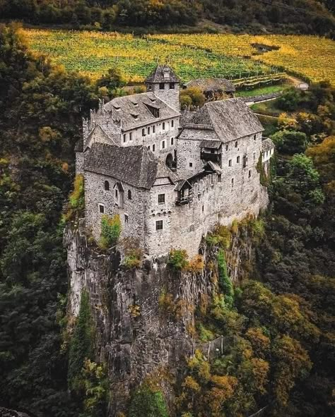 Bodiam Castle, Architecture Antique, Chateau France, South Tyrol, Fantasy Castle, Beautiful Castles, Medieval Castle, Beautiful Buildings, Abandoned Places