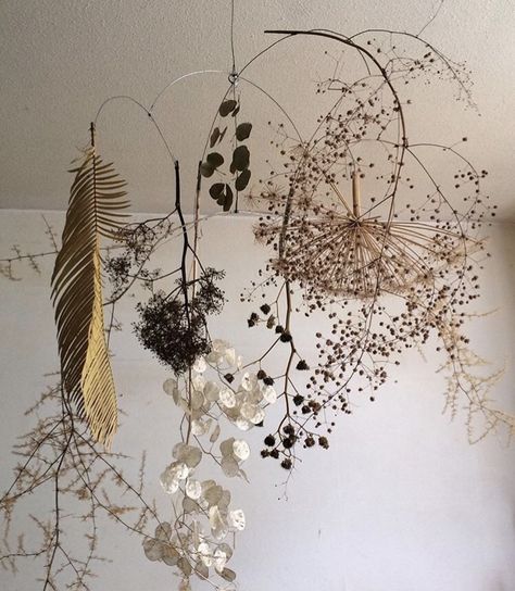 Dried Floral Installation, Keep Patience, Evergreen Flowers, Dried Plants, Floral Installation, Bridal Gift Wrapping Ideas, Flower Installation, Organic Art, Flower Sculptures