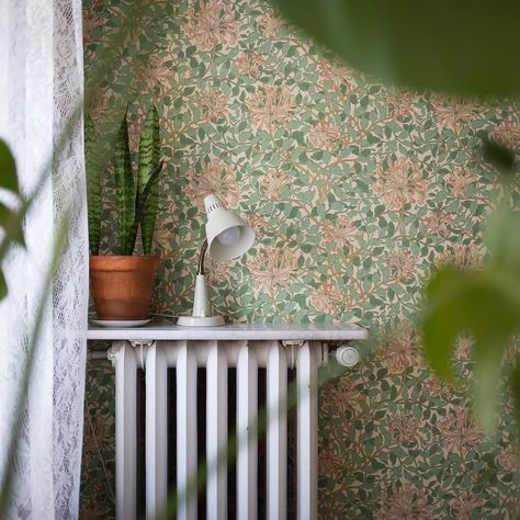 Hannele Piirainen ��🌿 on Instagram: “I sovrummet.” Honeysuckle Wallpaper, William Morris Honeysuckle, Wallpaper Decor, William Morris, Beautiful Wallpapers, Bird Feeders, Wind Chimes, Kids Room, Outdoor Decor