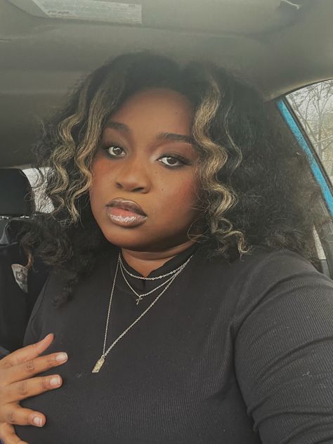 Blond streaks framing the front of face on blown out natural hair with wand curls on a Black girl wearing a black mock neck shirt with layered gold jewelry. Front Hair Dyed Streaks, Blond Streaks, Blown Out Natural Hair, Natural Hair Blowout, Dyed Curly Hair, Blonde Streaks, Dye Hair, Black Hair With Highlights, Hair Streaks