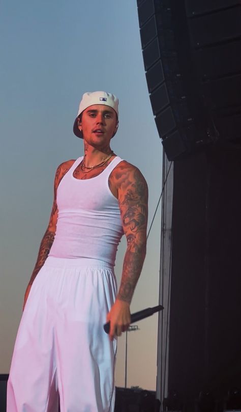 Justin Bieber Poster, Indie Fashion Men, Justice World Tour, Justin Bieber 2018, Justice Tour, Justin Bieber Smile, V Shape Face, Justin Bieber Outfits, Justin Bieber Gif