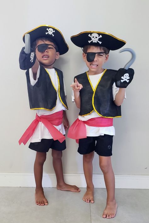 Pirate Dress Up, Pirate Unit, Fair Outfits, Dress Up Day, Art N Craft, Pirate Costume, Pirate Party, Purim, Diy Costumes