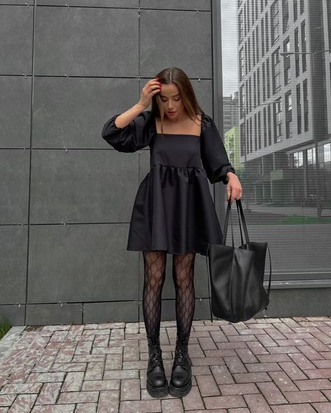 Headband Dress Outfit, Emilycore Outfits, Dress With Stockings Outfit, Dress With Stockings, All Black Outfit, Lookbook Outfits, Winter Fashion Outfits, Looks Vintage, Outfits Casuales